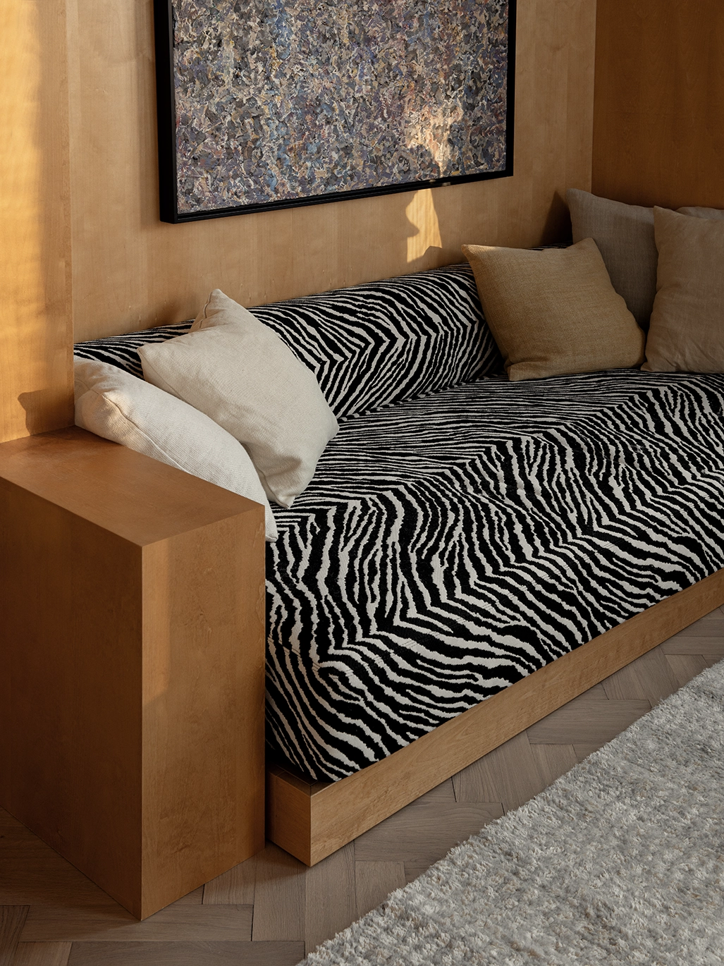 inbyggd soffa i trä med zebratyg
