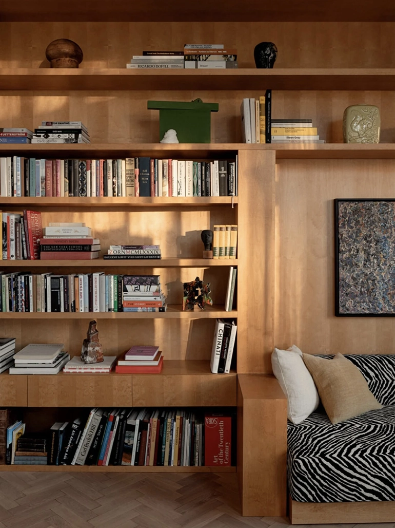 inbyggd bokhylla längs en hel vägg