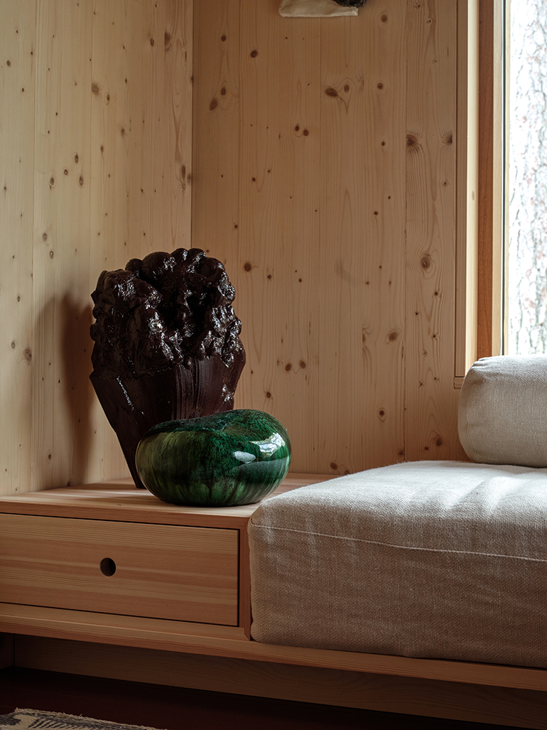 inbyggd soffa i trä med sidobord med låda