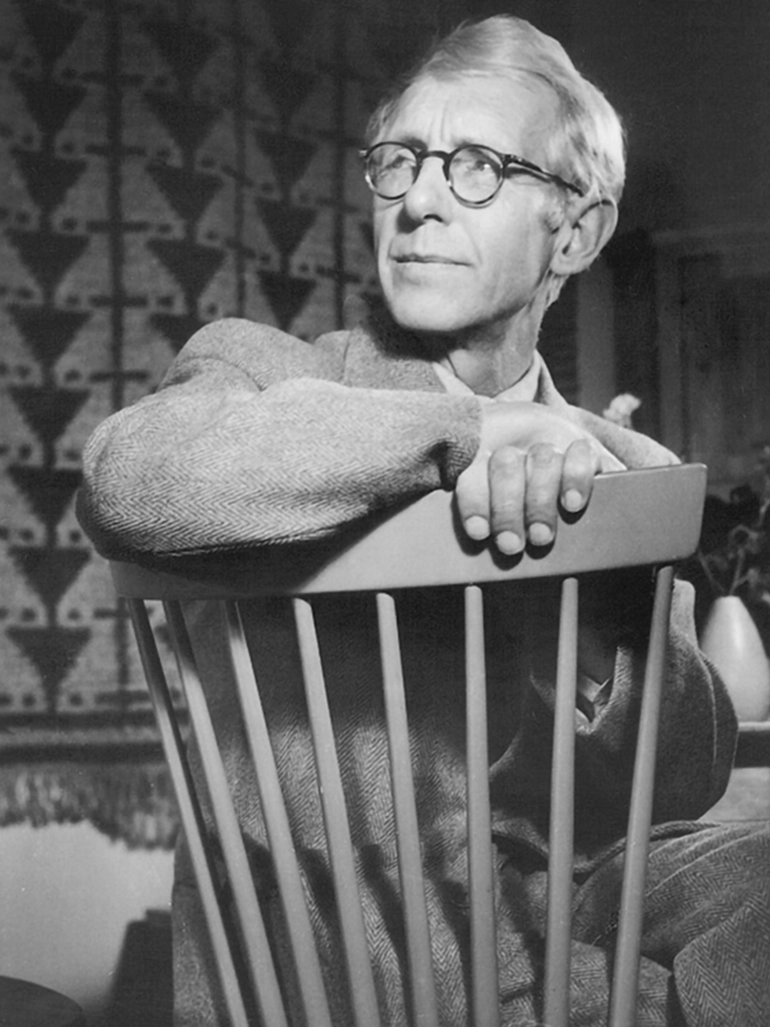 Carl Malmsten sittande på sin stol lilla åland