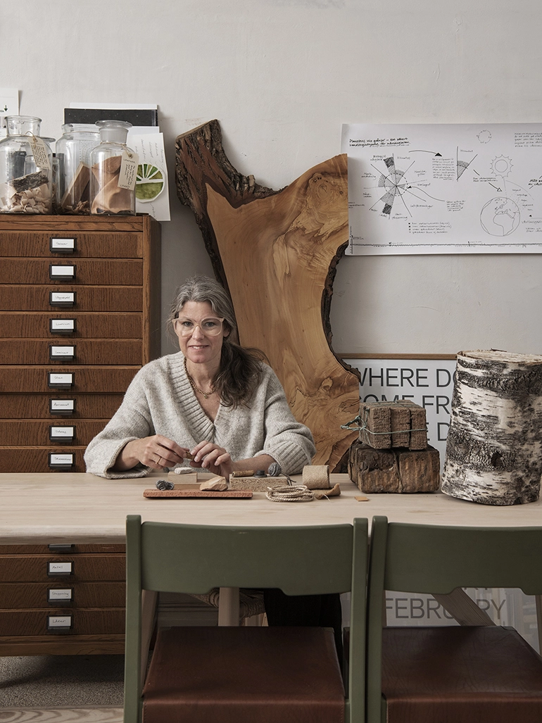 Designer Emma Olbers sittande vid sitt skrivbord