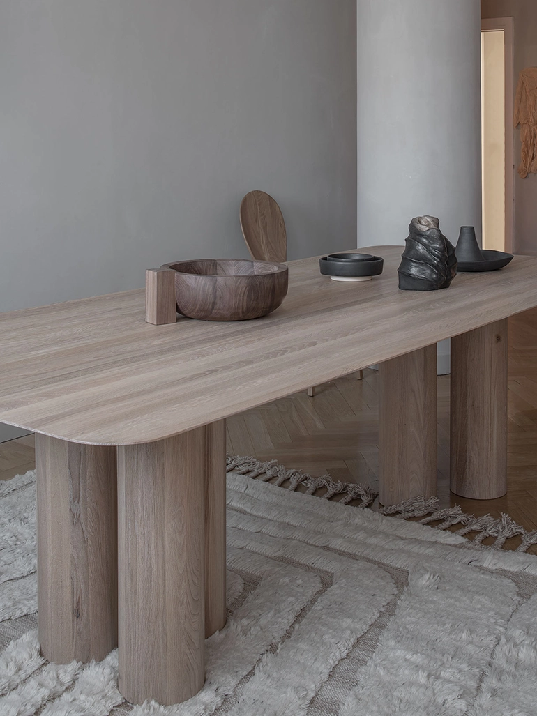 Hommage Oblong matbord i trä. På bordet står en skål i trä samt några keramikföremål.